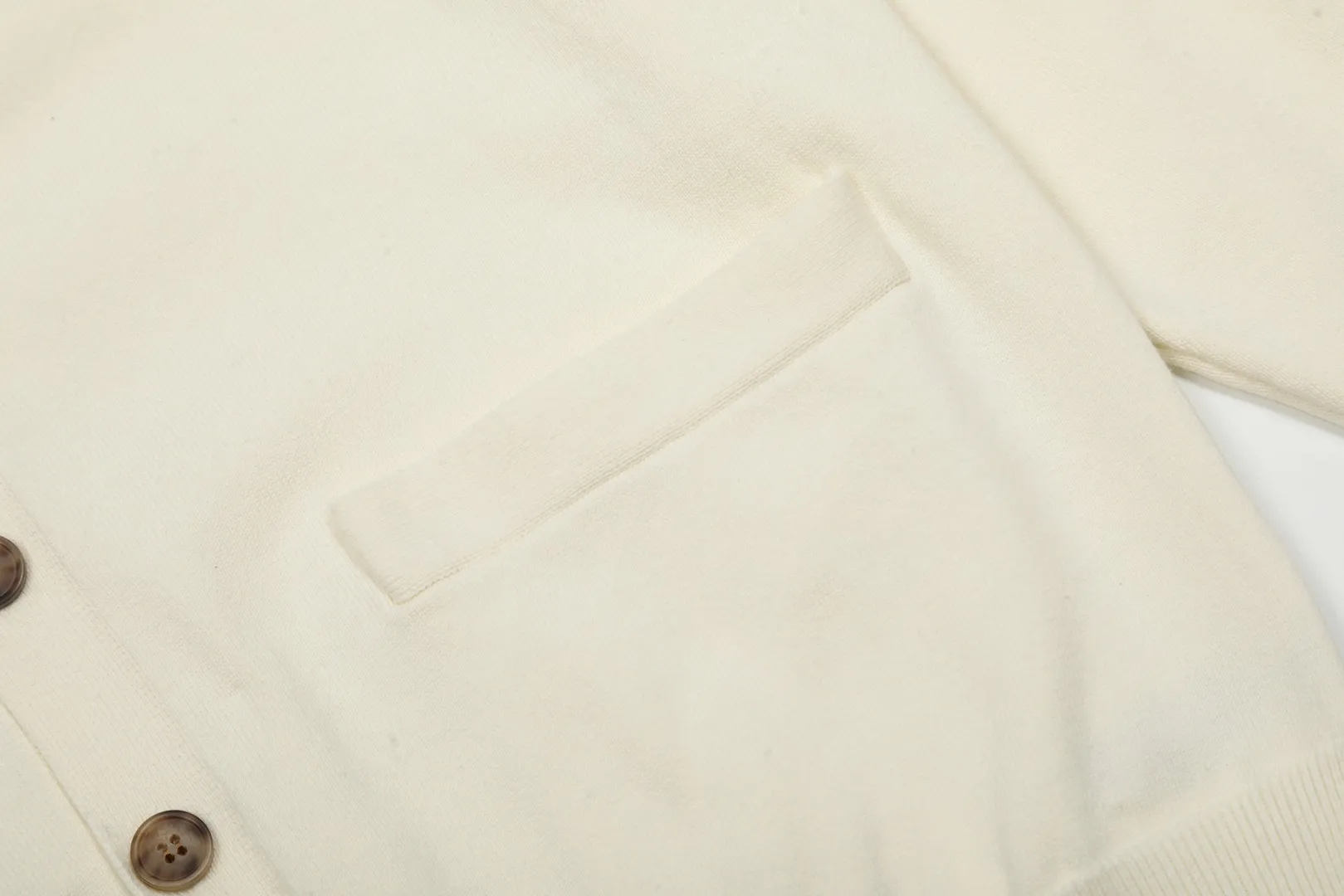 P250 Top quality" Style number: DS813# (not off the shelves all year round) [Ralph Lauren V-neck solid color pony embroidered logo jersey basic cardigan] ✅Ralph Lauren Ralph Lauren classic basic versatile knitted cardigan jacket for men and women couples ✅Main supplier platform live broadcast Wholesale entity Replenish when out of stock Not off the shelf ✅ZP quality 1:1 version Scan the code to enter the GF website Counter quality ✅Detailed quality is the only one in Guangzhou Imported quality cotton yarn, focusing on high-end, cost-effective, good quality needless to say. ✅Restore the original version. The maximum size can be worn up to 180 pounds. Loose, comfortable and stress-free. ✅The upper body is simple and easy to match. A must-have item for ootd. Good-looking clothes are never picky. A must-have for couples of the same style. Size: S-XL. Color: black, off-white, gray, navy.
